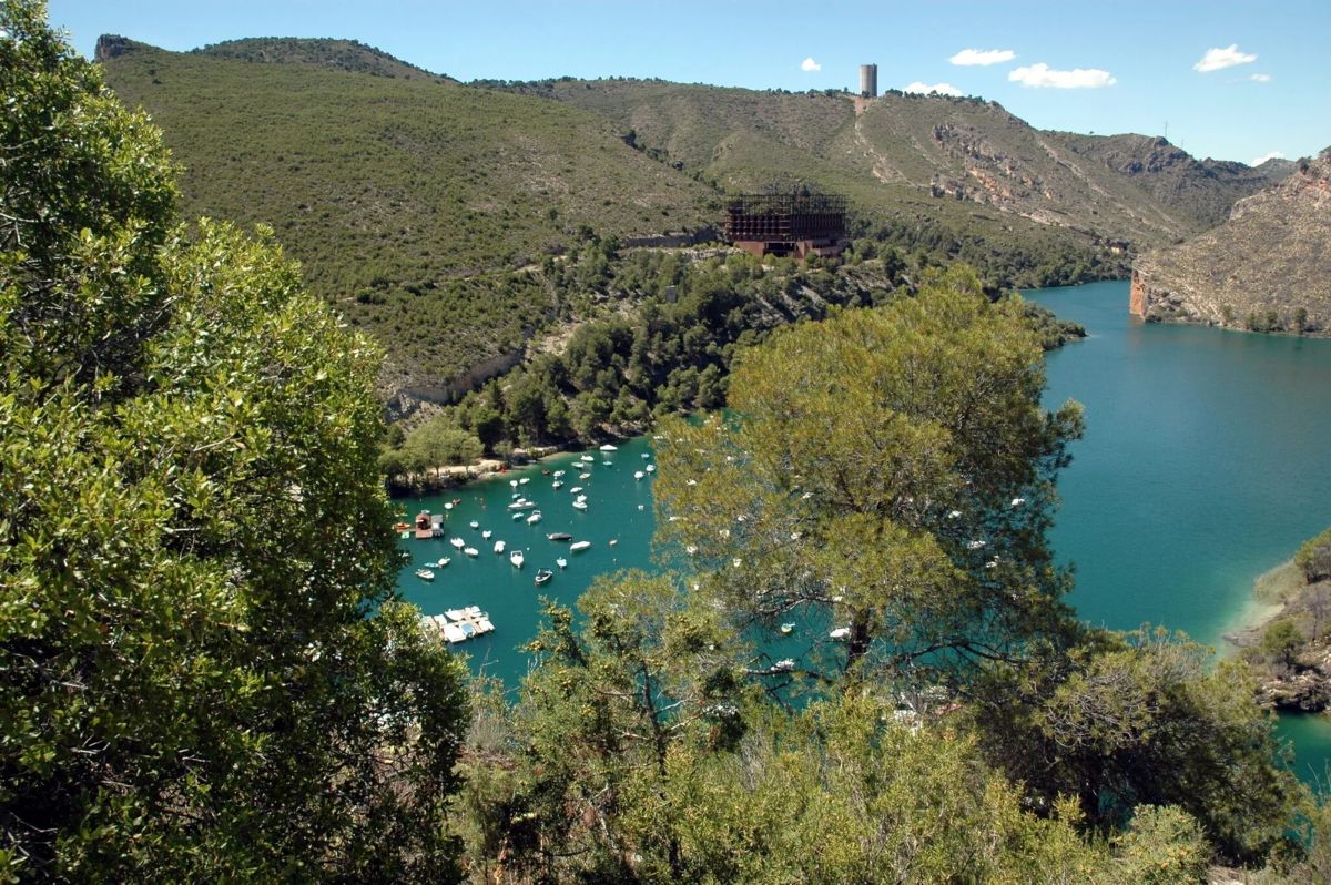 Parece una cala de Mallorca, pero es Guadalajara: agua y vegetación en la Playa de Bolarque