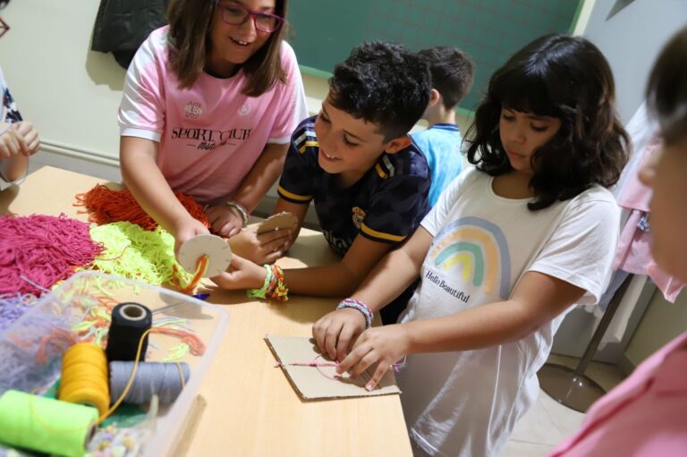 La escuela de verano de Manzanares vuelve a llenar de actividad las aulas de la Universidad Popular