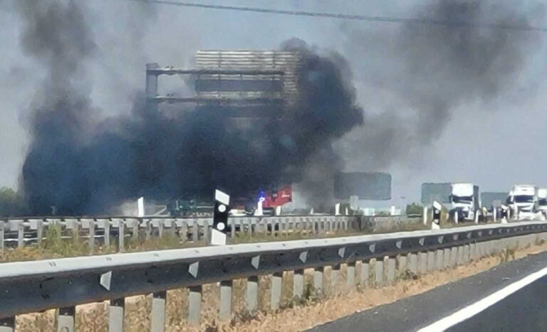 Arde un camión cisterna cargado de aceite de oliva en la A-43 a su paso por Argamasilla de Alba