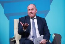 Tellado critica «el cinismo» de Page por criticar a Sánchez pero no apoyar una moción de censura