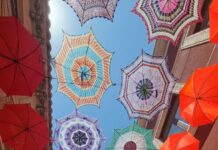 Valdepeñas saca a subasta sus paraguas de ganchillo de verano