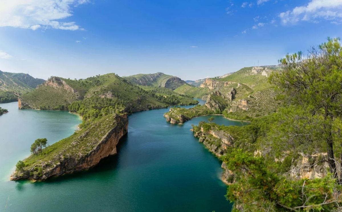 Parece una cala de Mallorca, pero es Guadalajara: agua y vegetación en la Playa de Bolarque