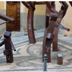 «Genitales» en el centro de Cuenca: denuncian vandalismo en la escultura de homenaje a los turbos