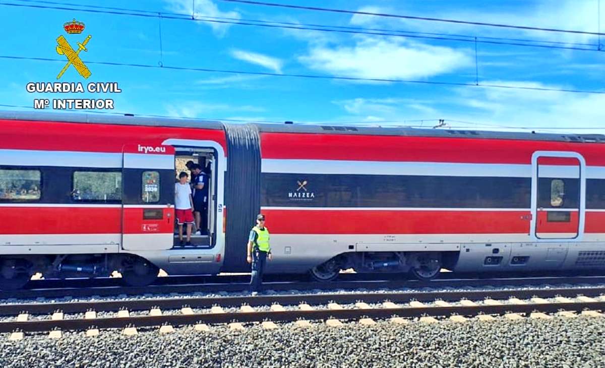 La Guardia Civil auxilia a más de 600 pasajeros tras el incendio de un tren AVE