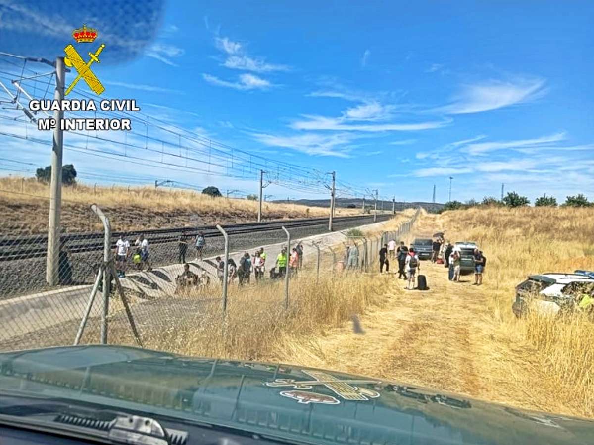 La Guardia Civil auxilia a más de 600 pasajeros tras el incendio de un tren AVE