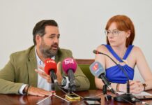 La alcaldesa de Fernán Caballero denuncia ser víctima de extorsión por una banda criminal para forzarla a dimitir