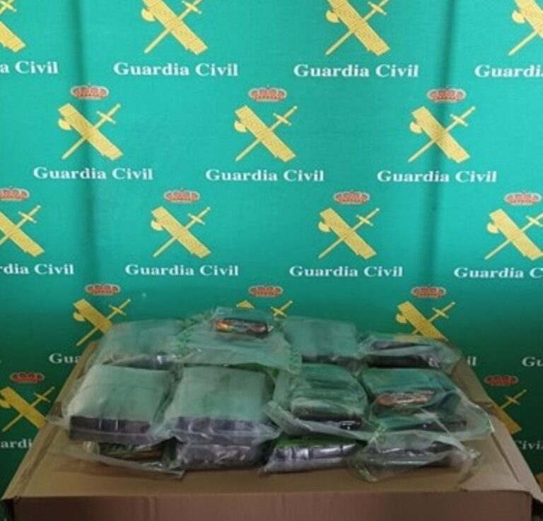 Conducía por Villarta de San Juan con 15 kilos de hachís escondidos en bolsas de ropa