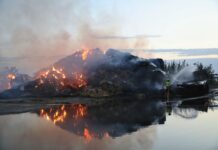 Dos medios de extinción siguen trabajando en el incendio de Calera y Chozas