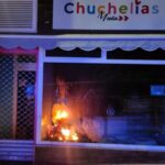 Las llamas se propagan en un escaparate de una conocida calle de Cuenca