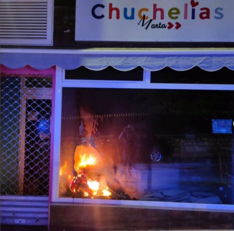 Las llamas se propagan en un escaparate de una conocida calle de Cuenca