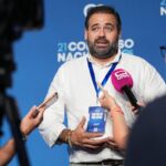 Piden expulsar a un concejal del PP en San Clemente tras exhibir una bandera franquista