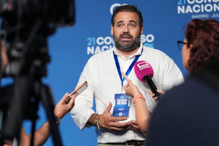Piden expulsar a un concejal del PP en San Clemente tras exhibir una bandera franquista