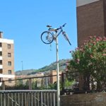 Aparece una bicicleta colgada de una farola en Cuenca