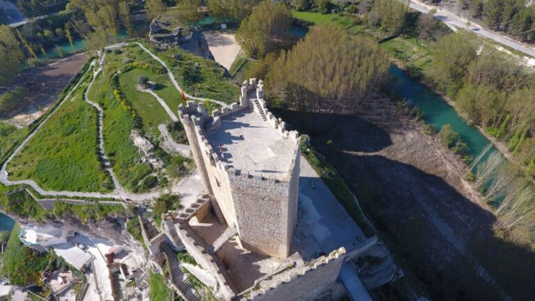 Pasar al Puente de Mayo entre castillos, molinos y fortalezas de C-LM