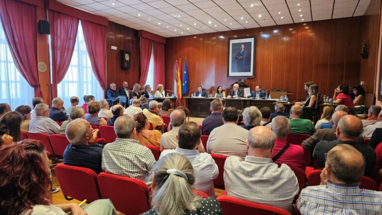 Gobierno y oposición debaten en Manzanares más de cuatro horas sobre las plantas de biogás
