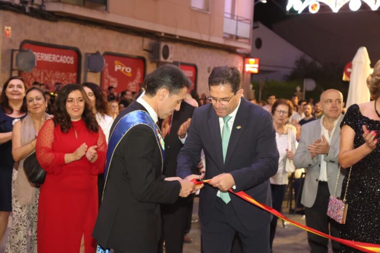 Bolaños de Calatrava da la bienvenida a sus Fiestas Patronales con el tradicional lanzamiento del cohete con Ángel Luis Rubio