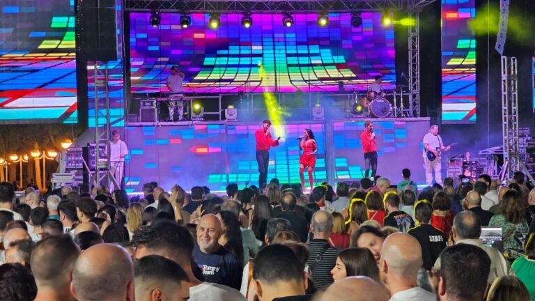 Buen ambiente en las actuaciones musicales y en la comida popular de las fiestas de Manzanares