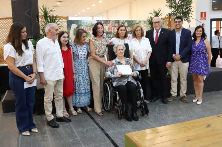 Manzanares homenajea a las Hermanas de la Misericordia de Sées, a Ramón Alises, Ramona Cano-Conde y Paqui Valero