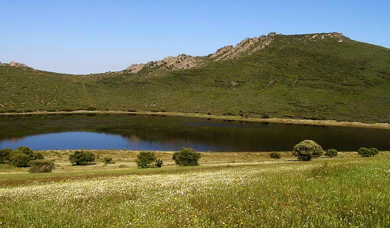 Nació como volcán y terminó como laguna: La Alberquilla, un monumento que descubrir en Ciudad Real