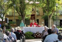 La residencia de mayores de Bolaños de Calatrava disfruta de una misa en la Feria del Cristo de la Columna