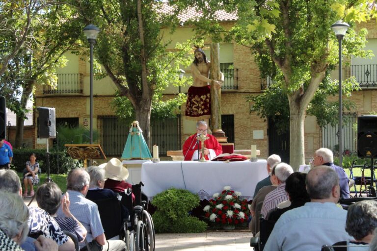 La residencia de mayores de Bolaños de Calatrava disfruta de una misa en la Feria del Cristo de la Columna
