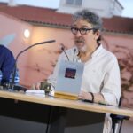 La biblioteca de Manzanares estrena su terraza como lugar de presentación de libros