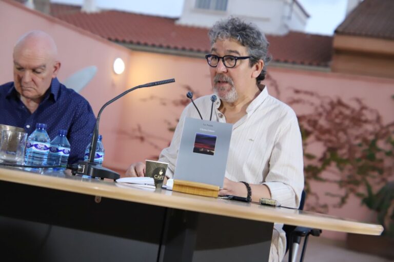 La biblioteca de Manzanares estrena su terraza como lugar de presentación de libros