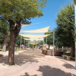 Nuevas estructuras de sombrillas en el Parque de Bolaños de Calatrava para mejorar el confort de vecinos y visitantes