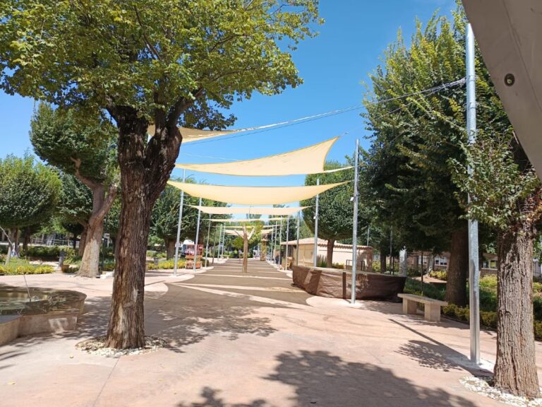 Nuevas estructuras de sombrillas en el Parque de Bolaños de Calatrava para mejorar el confort de vecinos y visitantes