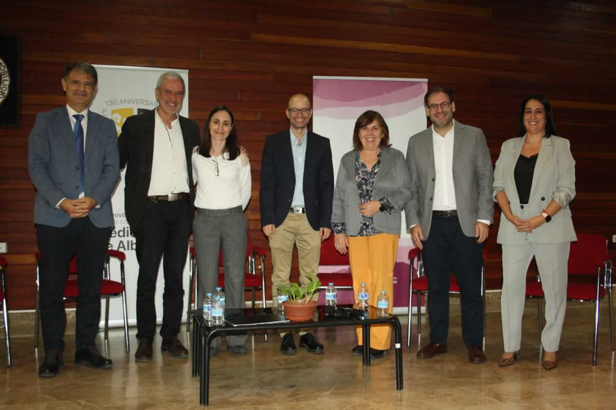 Retrasar el primer móvil mejora la salud mental en la juventud, según los expertos reunidos en Albacete