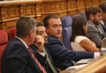 Vox coincide con PP en que Page es fraude pero cree que solo ellos hacen oposición a la «banda criminal» del PSOE