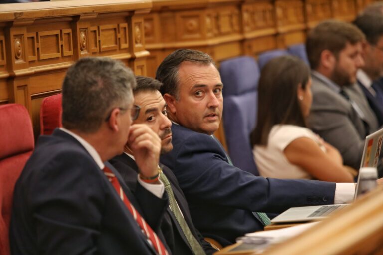 Vox coincide con PP en que Page es fraude pero cree que solo ellos hacen oposición a la «banda criminal» del PSOE