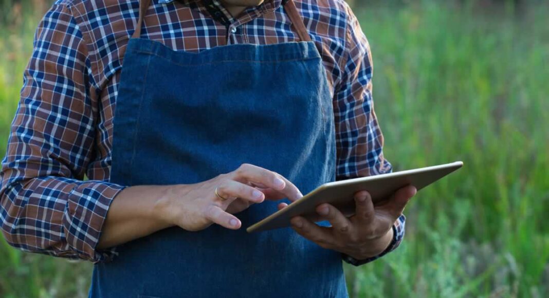 agricultor con tablet