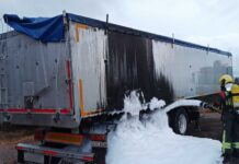 Los bomberos de Almadén sofocan un incendio en un camión de abono