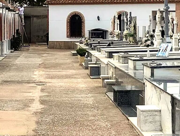 El cementerio de Bolaños de Calatrava cambia el horario por el Día de Todos Los Santos para facilitar su acceso