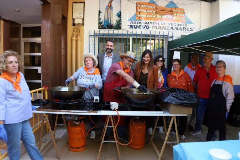 300 raciones de migas para celebrar la jornada de convivencia vecinal del Nuevo Manzanares