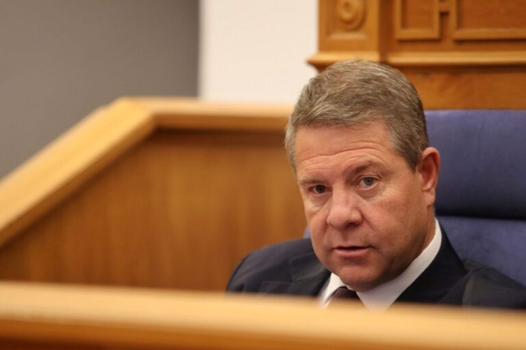 Page arranca el Debate del Estado de la Región erigiendo a C-LM como isla a salvo de «frentismo y corrupción»