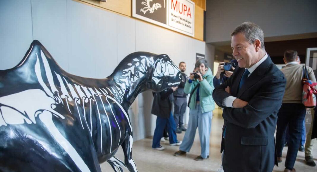 Emiliano García Page con Dinosaurio