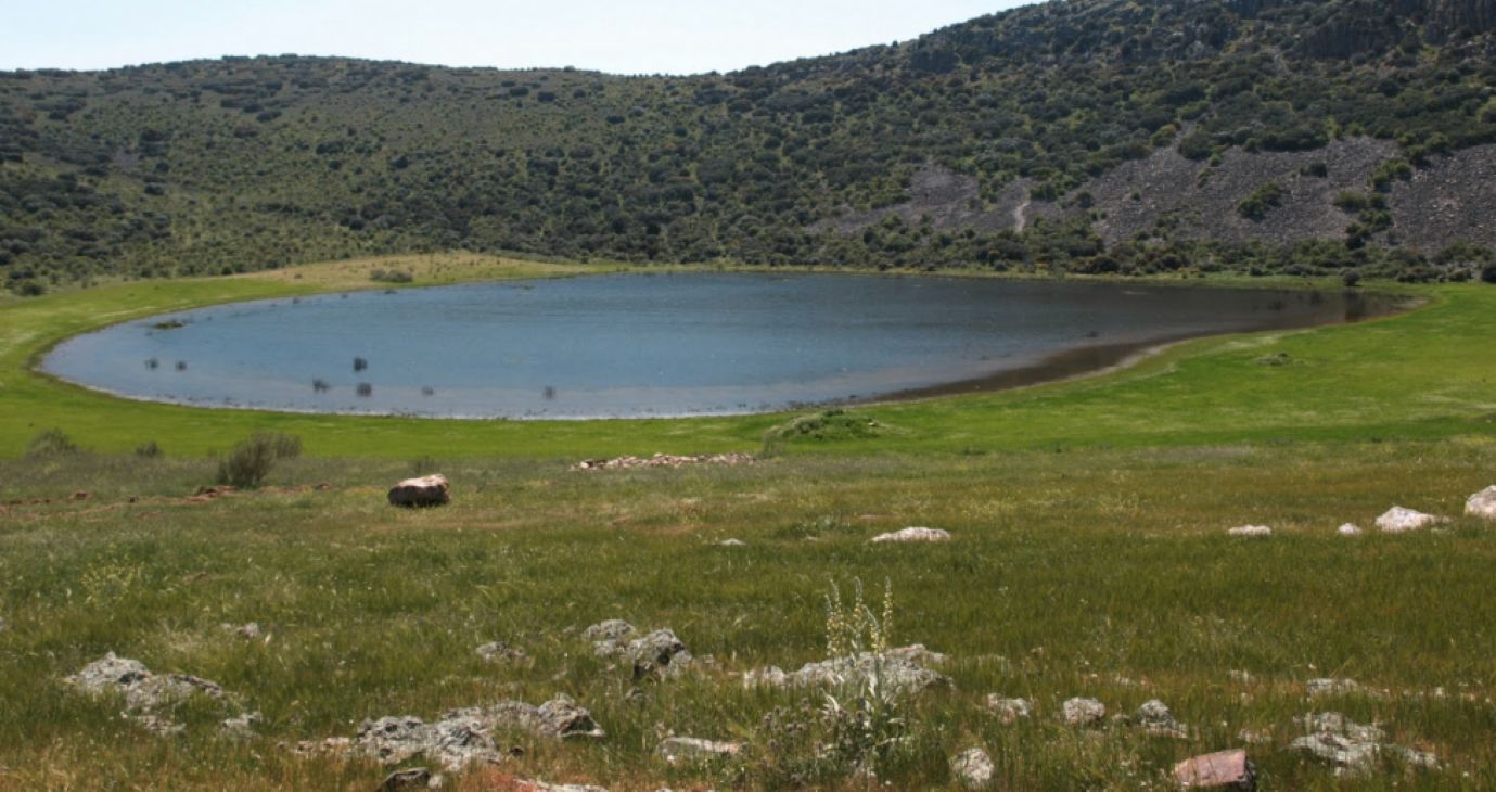 La Laguna Volcánica de Michos, el espejo del fuego dormido en Abenójar