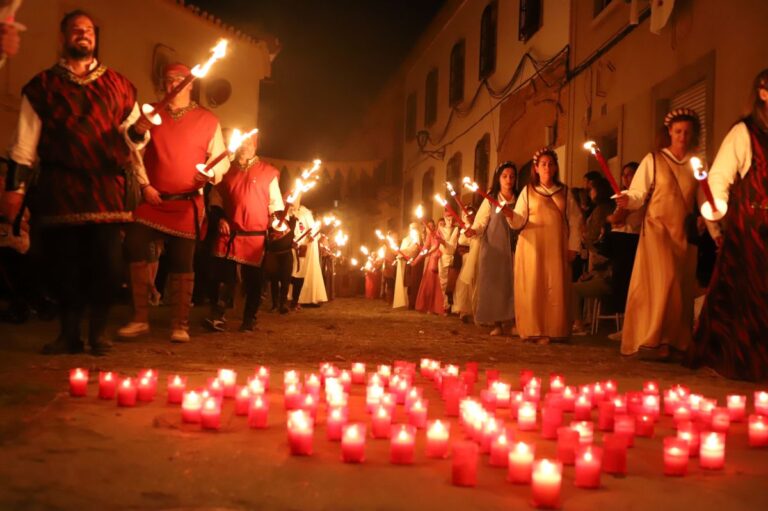 La procesión de las antorchas iluminó el inicio de ‘Manzanares Medieval’ 2025