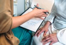 Castilla-La Mancha, entre las CCAA con menor tasa de médicos por cada 100.000 habitantes