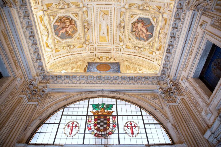 Viajar a Italia sin salir de Ciudad Real: el Palacio del Marqués de Santa Cruz, el Vaticano de la serie “30 Monedas”