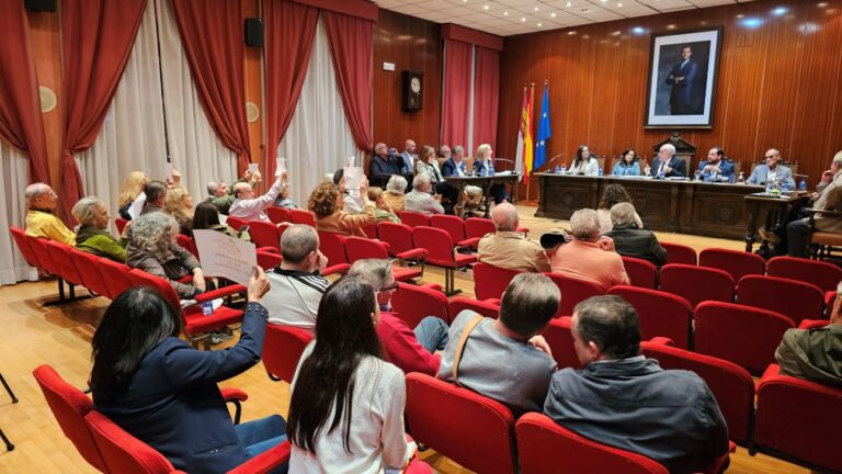 El alcalde de Manzanares suspende el pleno en el último asunto por las continuas interrupciones