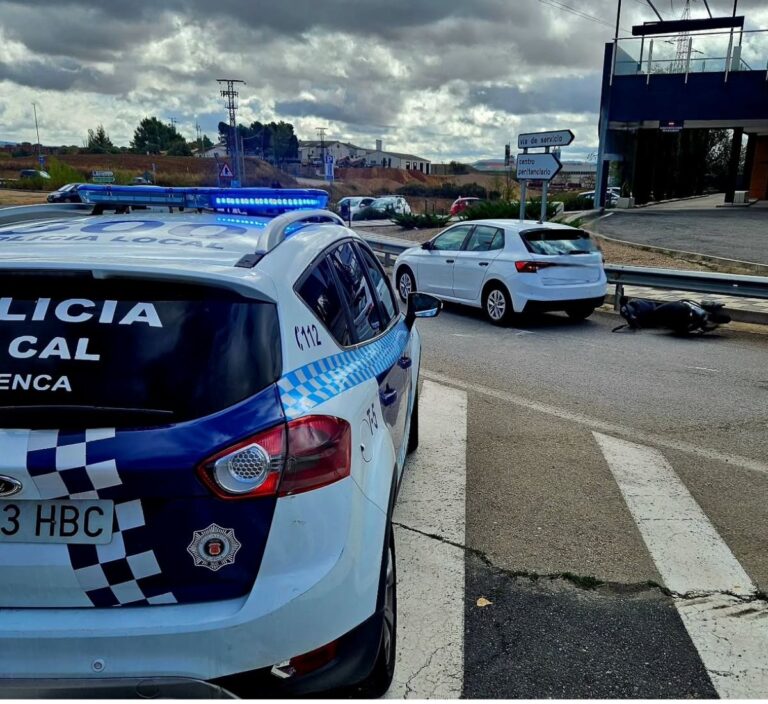 Herido un conductor tras chocar un turismo y un ciclomotor en Cuenca