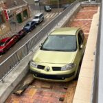 Un vehículo queda encajonado tras entrar en una calle peatonal del barrio de La Paz de Cuenca