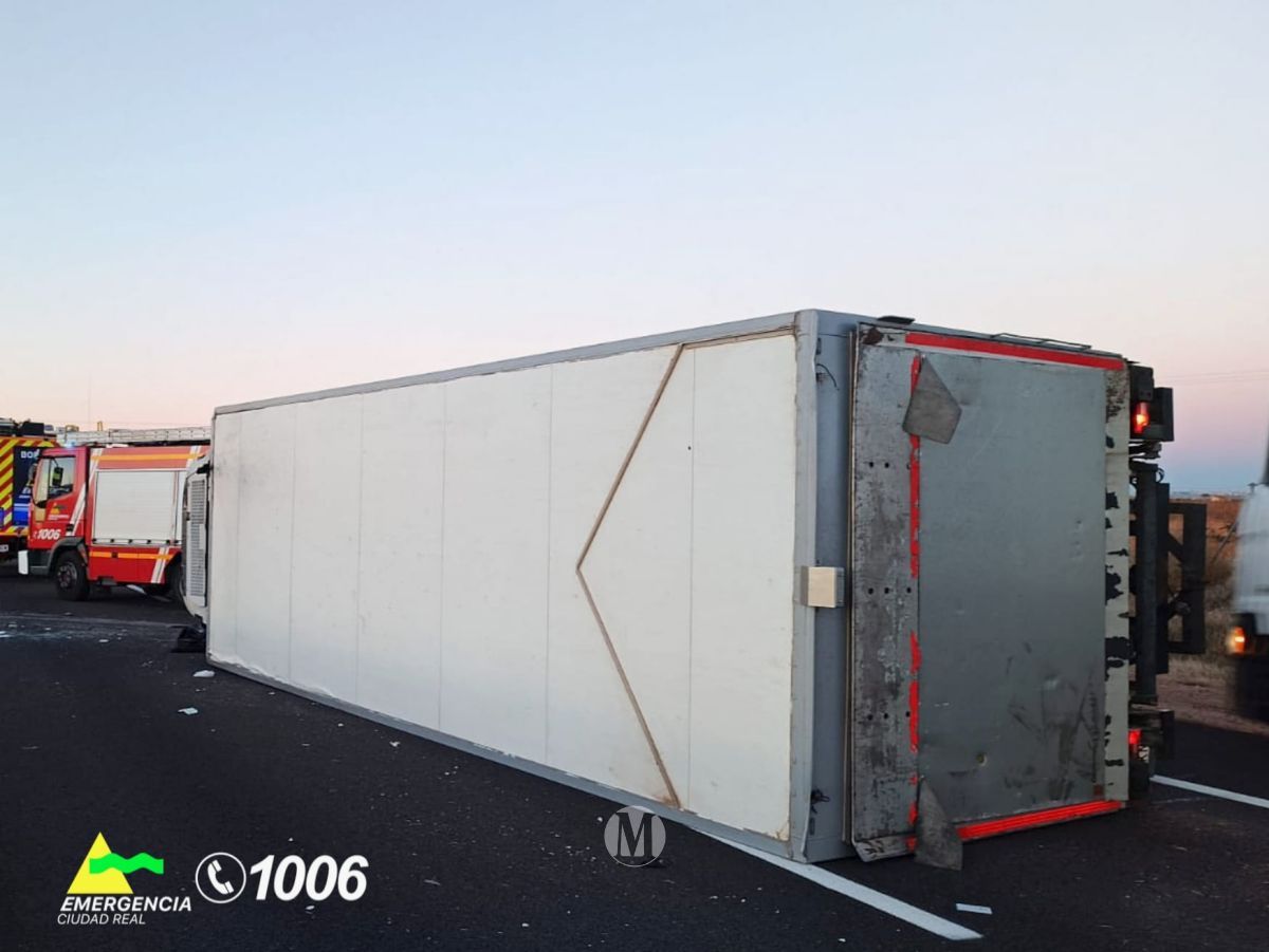 Vuelco de un camión obliga al corte parcial de la A-4 en Valdepeñas