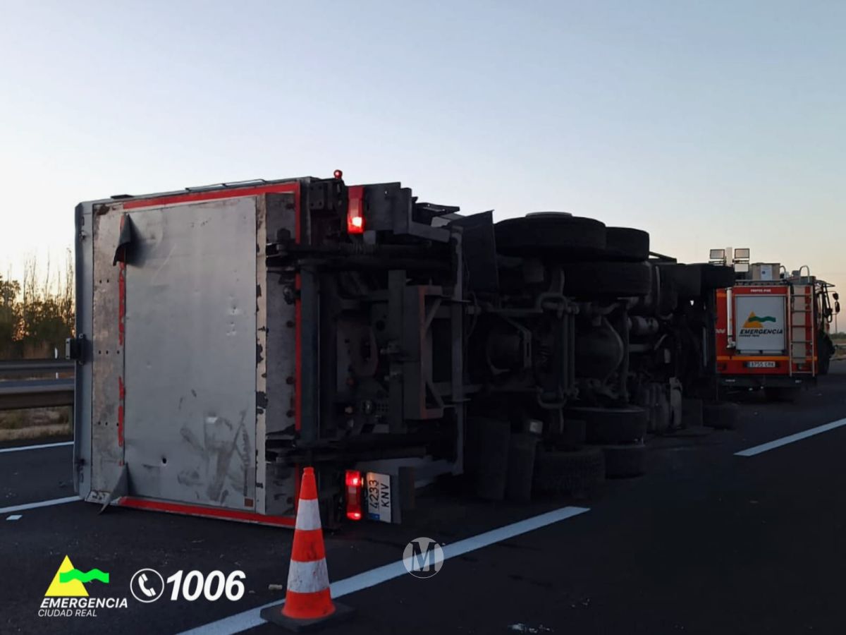 Vuelco de un camión obliga al corte parcial de la A-4 en Valdepeñas