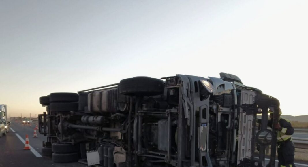 Vuelco camión A4 Valdepeñas - 003