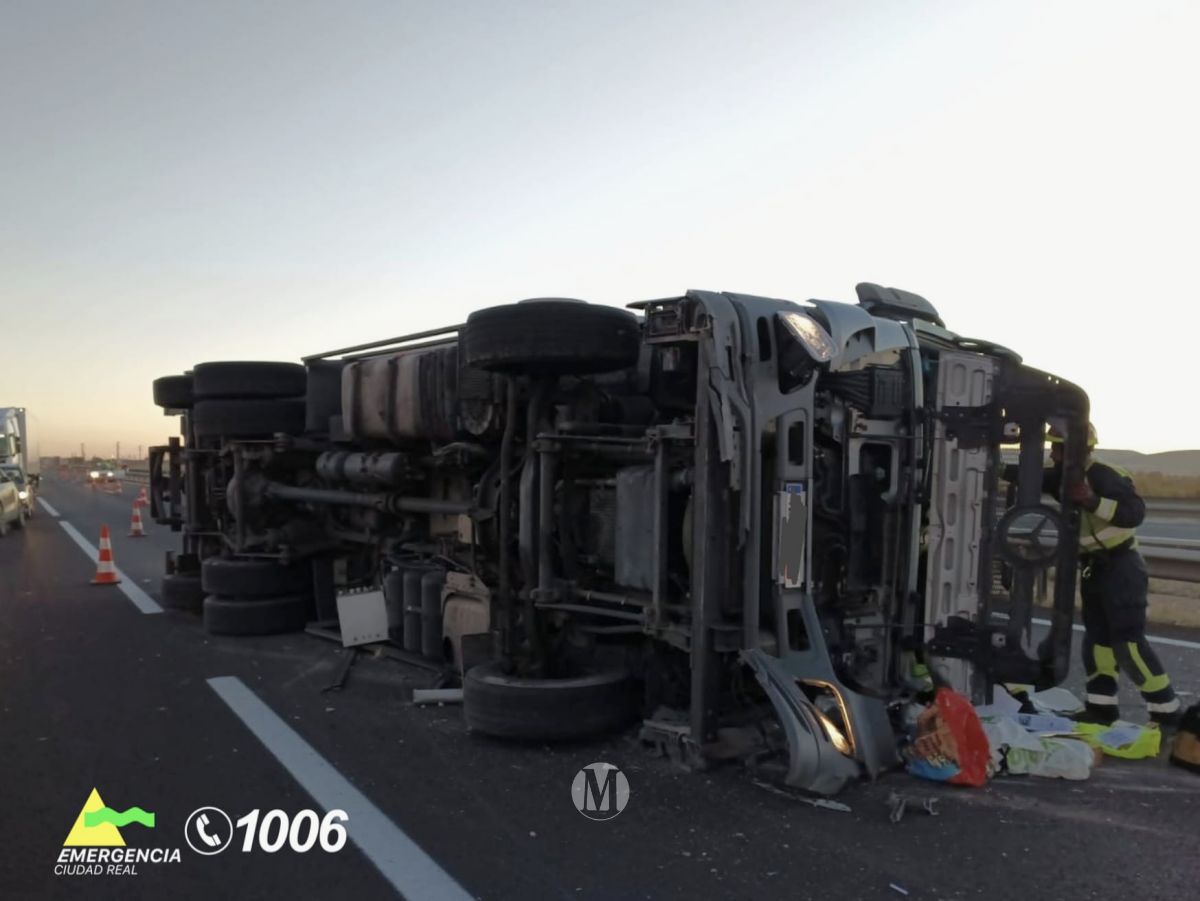 Vuelco de un camión obliga al corte parcial de la A-4 en Valdepeñas