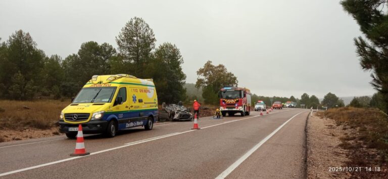 Heridas dos personas mayores tras volcar su vehículo en Fuentes